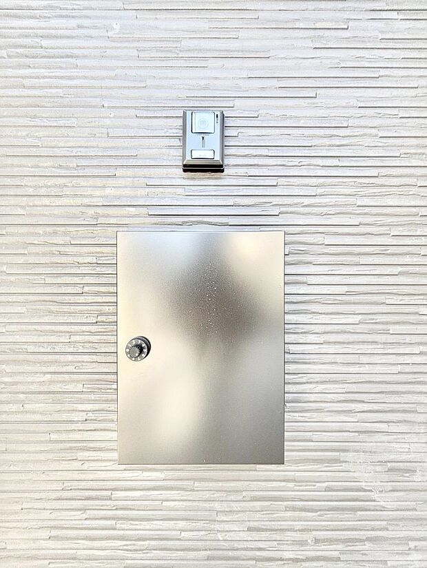 【その他現地】シンプルデザインのポスト。