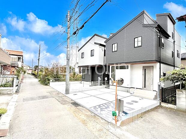 【前面道路含む現地写真】～Exterior～　前面道路：北 4m 私道　前面道路は閑静な住宅地をはしる車通りの少ない道路。駐車の出し入れもらくらくです！ご不明点・現地見学のご希望は、お気軽にお問い合わせください！