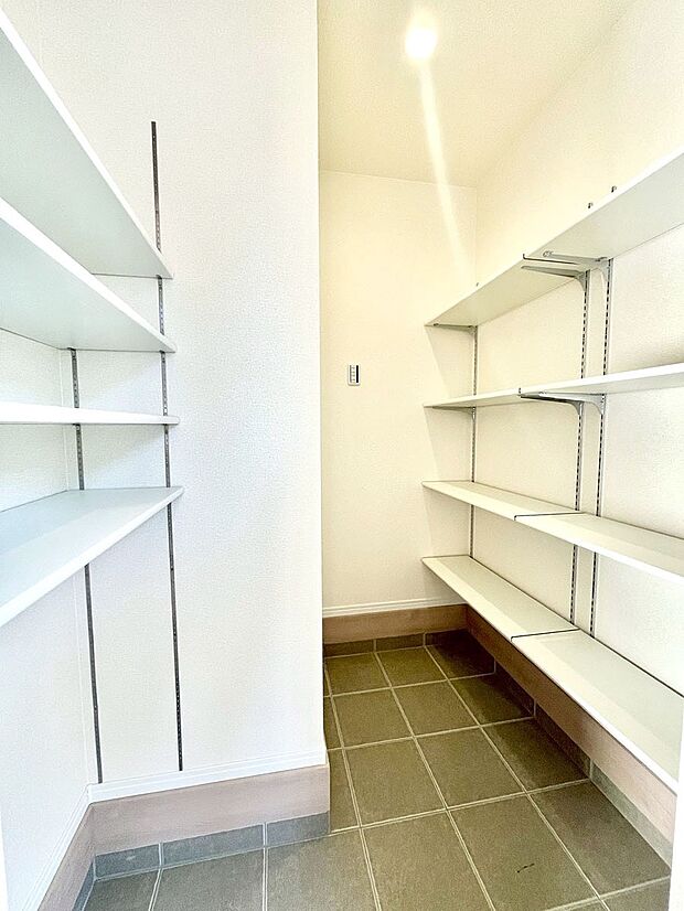 【その他設備(ＳＩＣ)】シューズインクローク付き！雨具やベビーカーも置けます。   