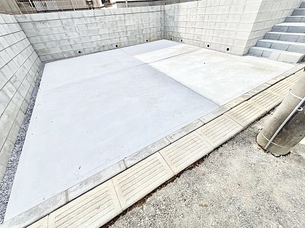 【駐車場】～Parking～　駐車場２台置けます！(車種による)自転車置き場や物置場として、お子様の遊ぶスペースとして、ゆとりある敷地だからこそ可能な多用途にご利用いただけるスペースです。