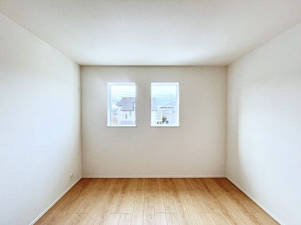 【寝室】～Bed Room～　部屋数が多いのが戸建てのメリットです。ご家族が増えたことで手狭に感じていた住まいも戸建てでは各居室プライバシーを保つことができます。住まいにゆとりが生まれ心もリラックスできます♪