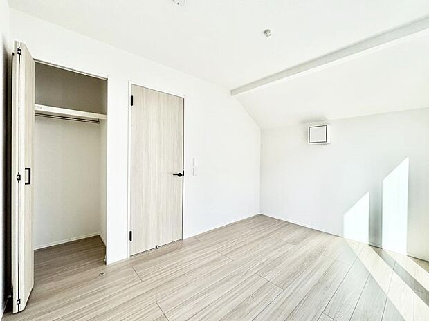 【寝室】~Bed Room~ 全居室には収納クローゼットを完備!普段使いのお洋服や小物はもちろん、季節物のお洋服などもしっかりと整理整頓おしまい頂けます。 居室空間を広く使用できますね。