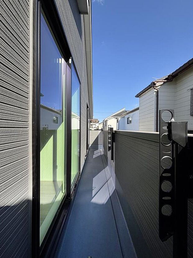 【バルコニー】~Balcony~ バルコニーは温かい陽がさしこみ、お布団や洗濯物を気持ちよく干すことができます。 使いやすく開放的なバルコニーです♪陽ざしがたっぷり降り注ぐ、バルコニー付き住まい。