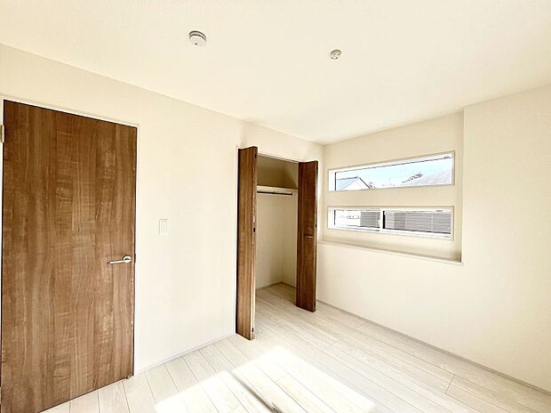 【寝室】収納が充実しているので居住スペースを広々使えます 