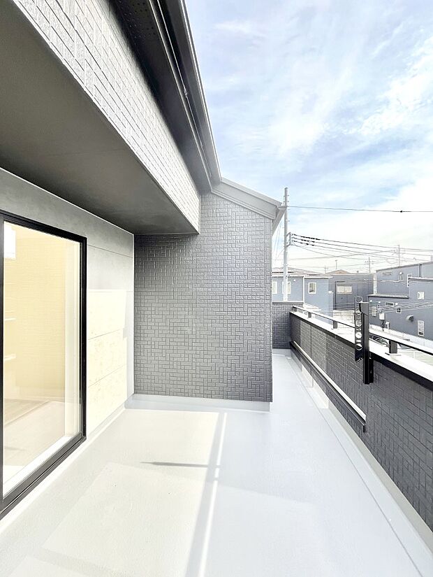 【バルコニー】南向きのバルコニー！ご家族の洗濯物はもちろん、お布団もたっぷり干せます！