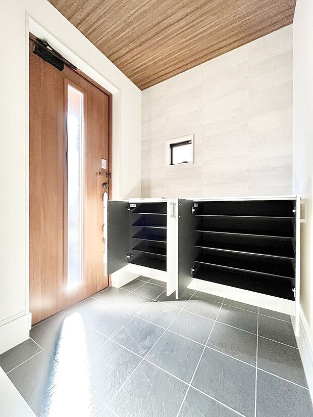 【その他設備(収納)】収納力ある下駄箱の活用で玄関廻りはいつでもスッキリ  