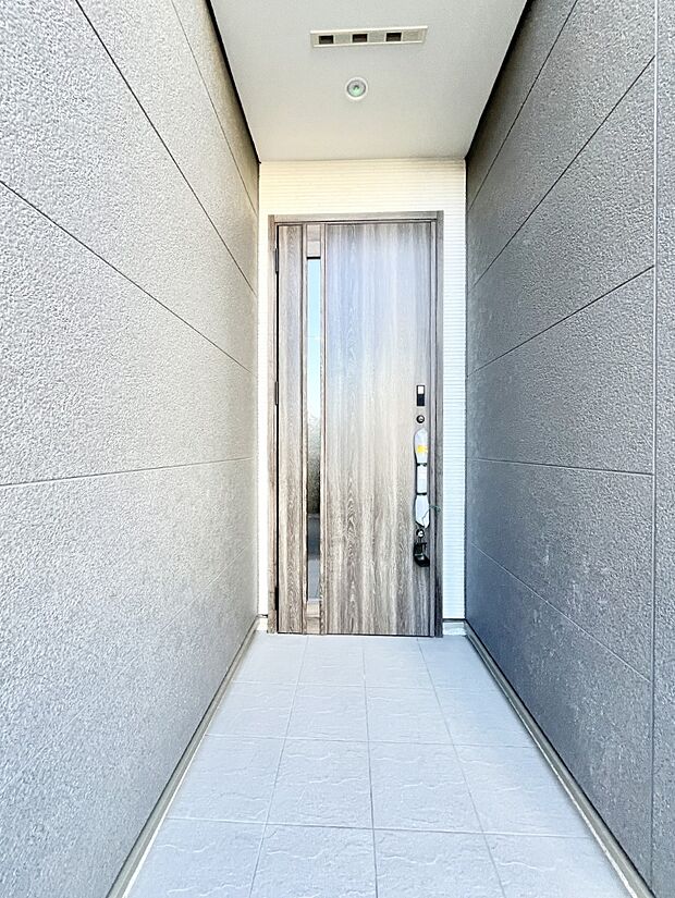 【玄関】大切な家族、来客を出迎える玄関。