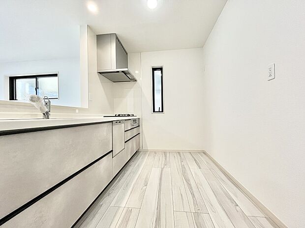 【ダイニングキッチン】～Kitchen～　自然光が入る窓のあるキッチン☆毎日使う場所だからこそ、使い勝手を考慮しました。ゆったりとしたキッチンコーナーは質感豊かな仕上がりとなっております。