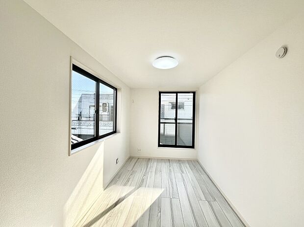 【寝室】～Bed Room～　2面採光を確保した明るい室内は、風通しも良く、大変居心地の良い空間となっております。爽やかな風を感じて起きる朝は、快適生活の始まりに！日当たりや通風がとても良い住まい♪