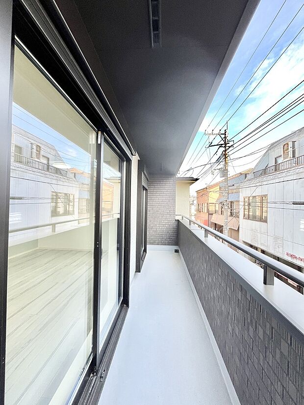 【バルコニー】～Balcony～ バルコニーは温かい陽がさしこみ、お布団や洗濯物を気持ちよく干すことができます。 使いやすく開放的なバルコニーです♪陽ざしがたっぷり降り注ぐ、バルコニー付き住まい。 