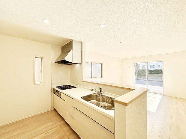 【ダイニングキッチン】◆４号棟◆～Kitchen～　自然光が入る窓のあるキッチン☆毎日使う場所だからこそ、使い勝手を考慮しました。ゆったりとしたキッチンコーナーは質感豊かな仕上がりとなっております。