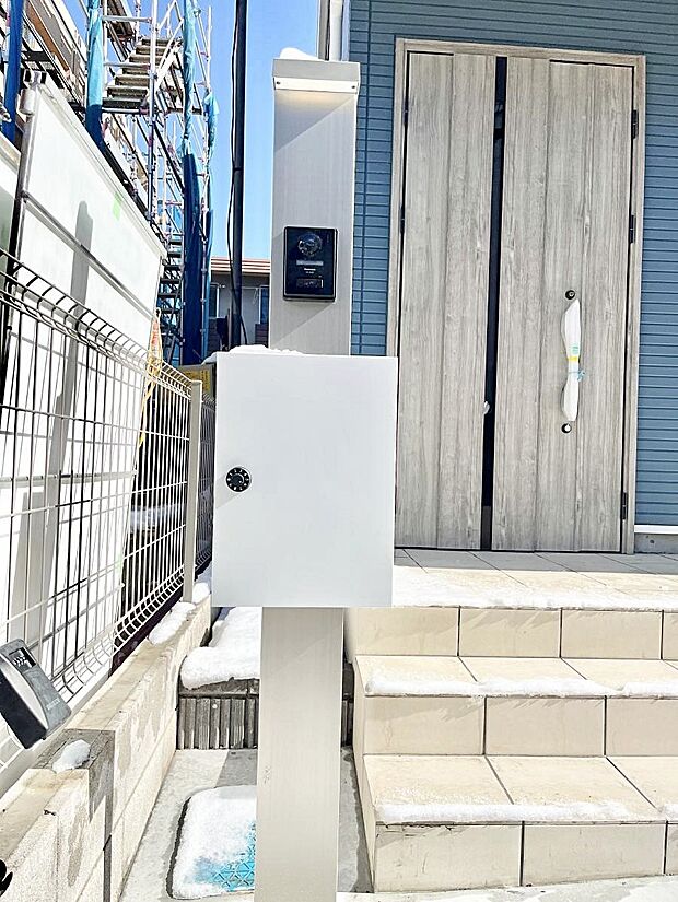 【その他現地】表札・インターホン・ポストをひとつに集約。エントランスになじむシンプルデザイン。