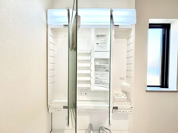 【その他設備(三面鏡裏収納)】1号棟◆三面鏡の裏に、化粧品や衛生用品などを収納可能。洗面台をすっきりと保ちます!