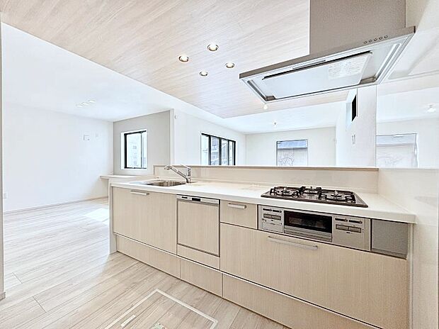 【ダイニングキッチン】~Kitchen~ リビングが見渡せるカウンターキッチン。 料理をしながら家族とコミュニケーションをとれるだけでなく、大きな開放感も得ることができます。 お子様の成長も感じることができますね!