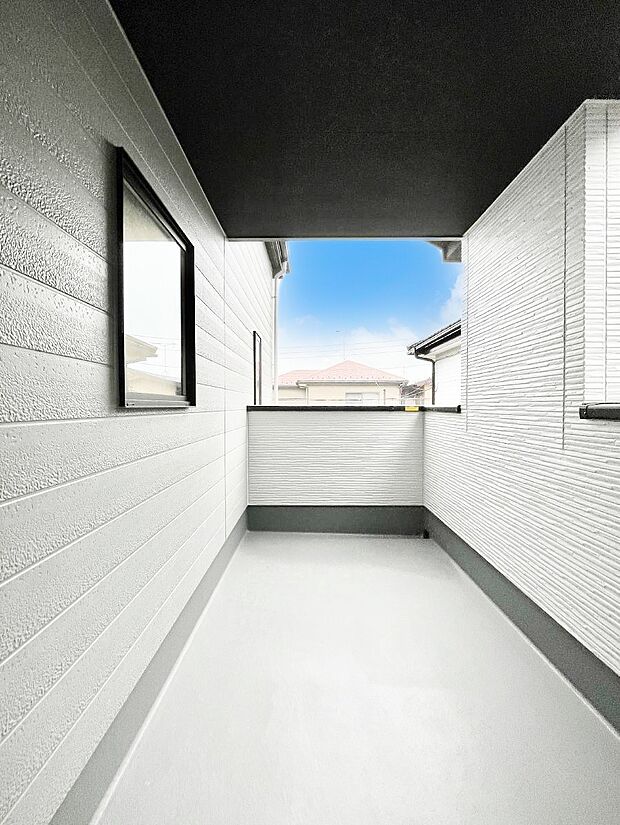 【バルコニー】~Balcony~ インナーバルコニーは洗濯物を干すスペースとして急な雨で洗濯物が濡れてしまうのを防いでくれます◎チェアでくつろいだり、夏には周りを気にせずビニールプールが楽しめますね♪