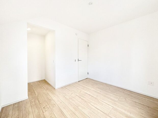 【寝室】~Bed Room~ 全居室には収納クローゼットを完備!普段使いのお洋服や小物はもちろん、季節物のお洋服などもしっかりと整理整頓おしまい頂けます。 居室空間を広く使用できますね。