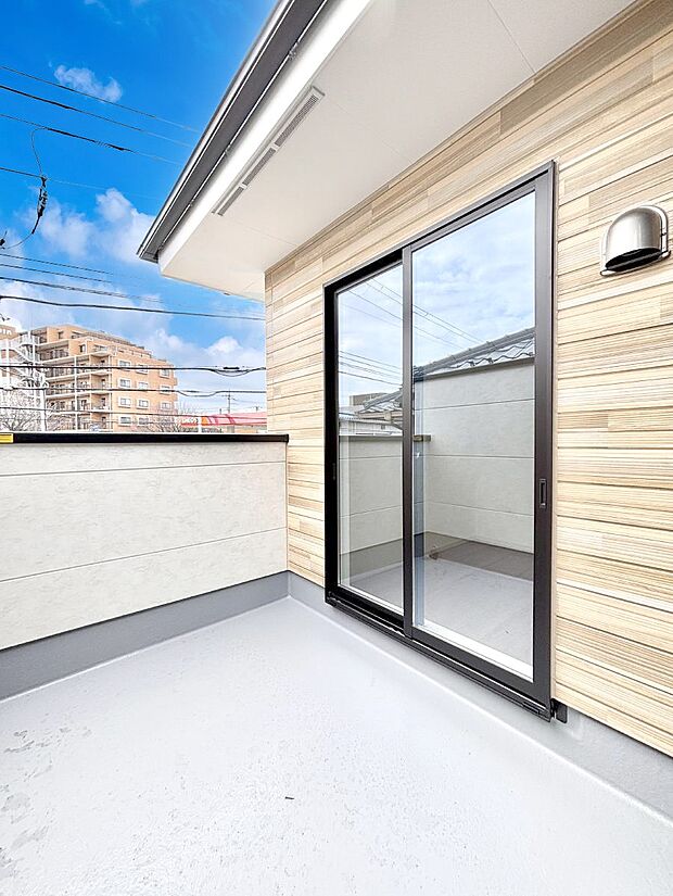 【バルコニー】~Balcony~ 南向きのバルコニーの前には雲以外に太陽を遮るものがありません。お洗濯物も乾きやすく、何より明るく気持ちのいい光が入ってきます。使いやすく開放的なバルコニーです♪