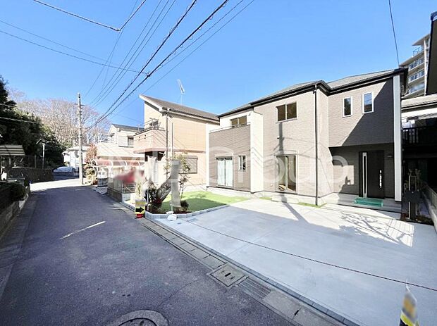 【前面道路含む現地写真】~Exterior~ カースペースは嬉しい2台分!周辺は車通りが少ないため、落ち着いて運転でき、車庫入れが苦手な方でもスイスイ楽に駐車できます。来客時にも便利で安心です♪