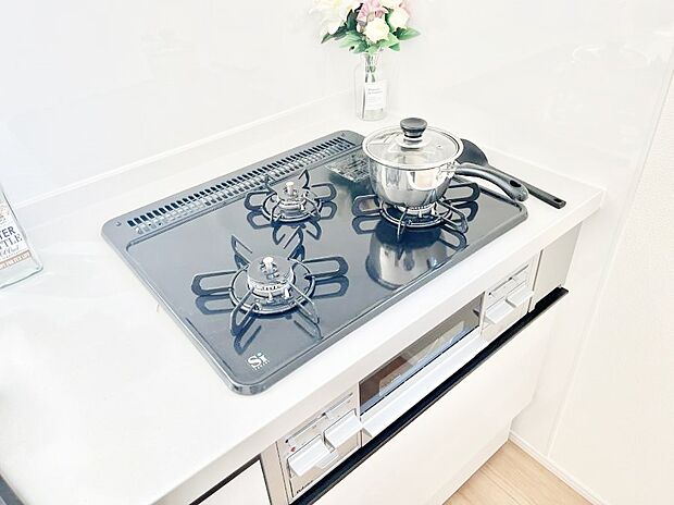 【その他設備(Siセンサーコンロ)】ガスコンロはSiセンサー搭載。火力調節や焦げ付き・消し忘れも防いでくれます。