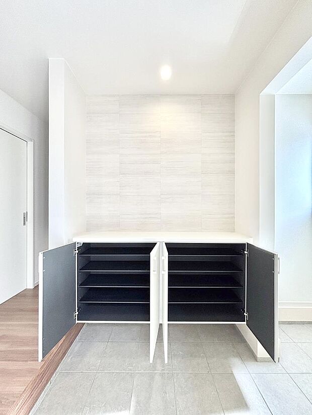 【その他設備(シューズボックス)】たっぷり収納できるシューズボックスで家族全員の靴も、玄関すっきり。