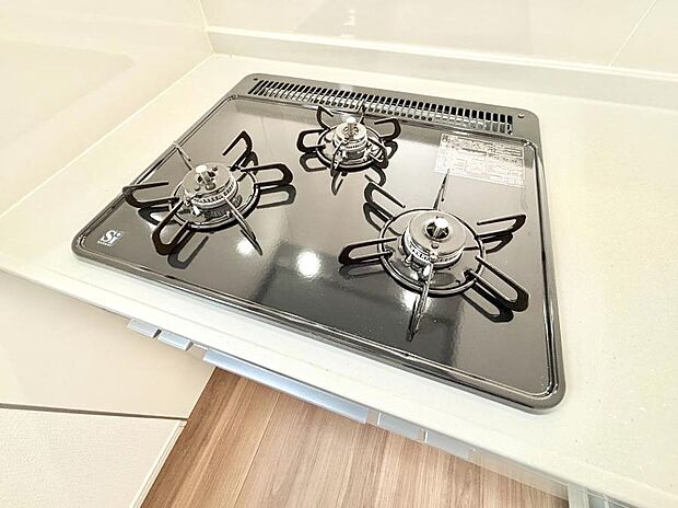 【その他設備(Siセンサーコンロ)】ガスコンロはSiセンサー搭載。火力調節や焦げ付き・消し忘れも防いでくれます。