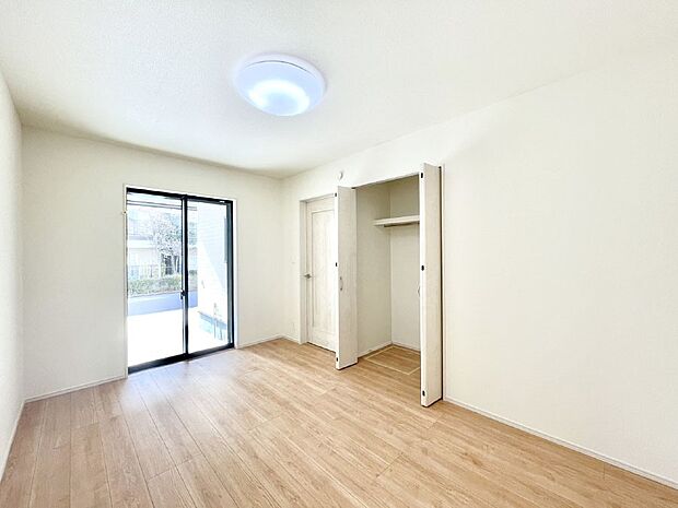 【寝室】◆E号棟◆~Bed Room~ マンションと違い部屋数が多いのが戸建てのメリットです。ご家族が増えたことで手狭に感じていた住まいも戸建てでは各居室プライバシーを保つことができます。