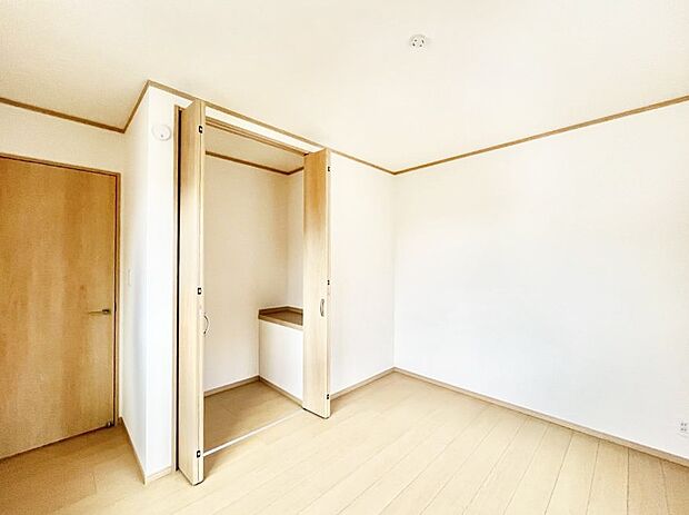 【寝室】◆A号棟◆~Bed Room~ 全居室には収納クローゼットを完備!普段使いのお洋服や小物はもちろん、季節物のお洋服などもしっかりと整理整頓おしまい頂けます。 居室空間を広く使用できますね。