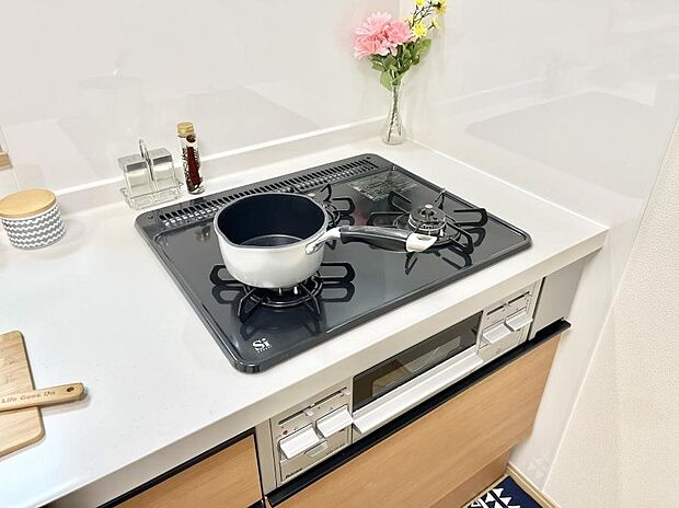 【その他設備(Siセンサーコンロ)】◆A号棟◆ガスコンロはSiセンサー搭載。火力調節や焦げ付き・消し忘れも防いでくれます。