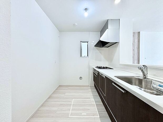 【ダイニングキッチン】料理をしながらでもご家族との会話を楽しめる対面キッチン