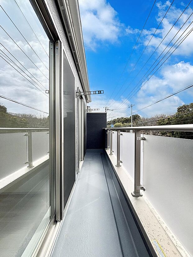 【バルコニー】ゆったりバルコニーだから沢山お洗濯ものを干せます。