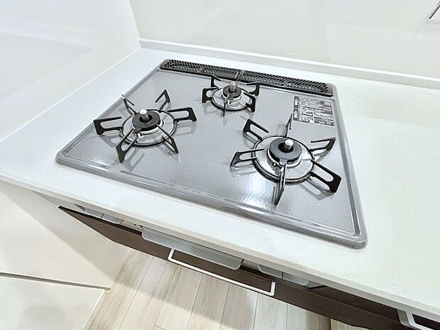 【その他設備(Siセンサーコンロ)】ガスコンロはSiセンサー搭載。火力調節や焦げ付き・消し忘れも防いでくれます。