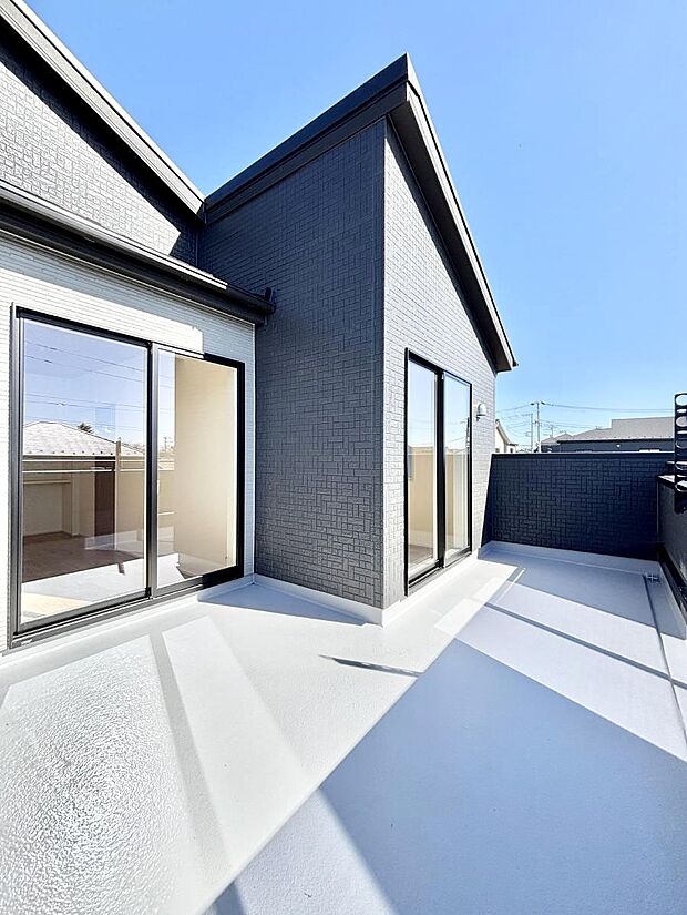 【バルコニー】◆１号棟◆～Balcony～　南向きのバルコニーの前には雲以外に太陽を遮るものがありません。お洗濯物も乾きやすく、何より明るく気持ちのいい光が入ってきます。使いやすく開放的なバルコニーです♪