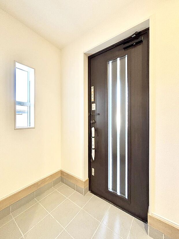 【玄関】◆１号棟◆～Entrance～　玄関は家の顔といわれますが我が家のセンスをさりげなく感じさせる魅力ある玄関造りも楽しみの一つ。帰宅する度に家族がほっとできる心地よい空間造りも大切ですね♪