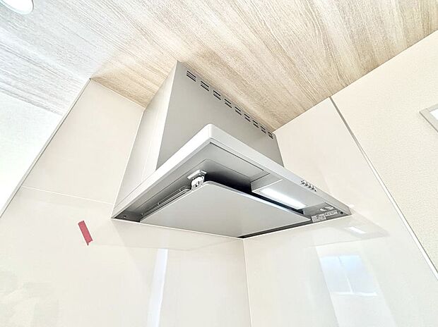 【その他設備(レンジフード)】◆１号棟◆基本的なお手入れはフィルターのみ！お手入れのしやすさも魅力です。