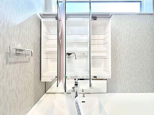 【その他設備(三面鏡裏収納)】◆１号棟◆三面鏡の裏に、化粧品や衛生用品などを収納可能。洗面台をすっきりと保ちます！