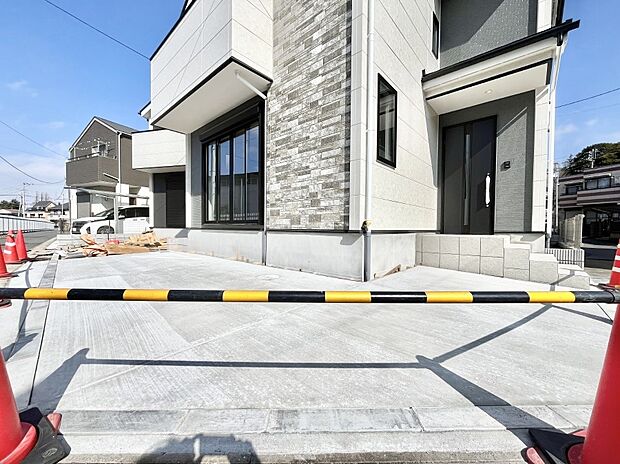 【駐車場】◆2号棟◆~Parking~ 駐車場2台置けます!(車種による)自転車置き場や物置場として、お子様の遊ぶスペースとして、ゆとりある敷地だからこそ可能な多用途にご利用いただけるスペースです。