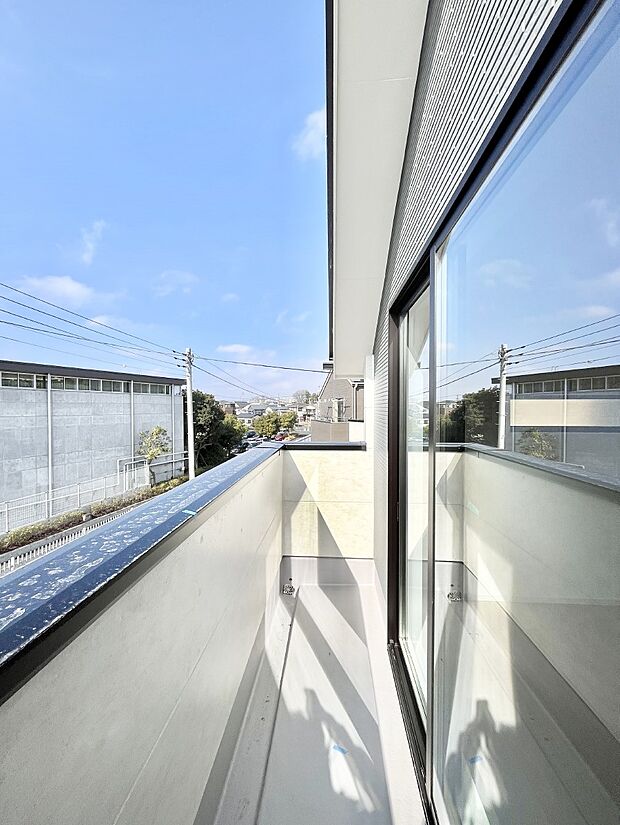 【バルコニー】◆2号棟◆~Balcony~ バルコニーは温かい陽がさしこみ、お布団や洗濯物を気持ちよく干すことができます。 使いやすく開放的なバルコニーです♪陽ざしがたっぷり降り注ぐ、バルコニー付き住まい。