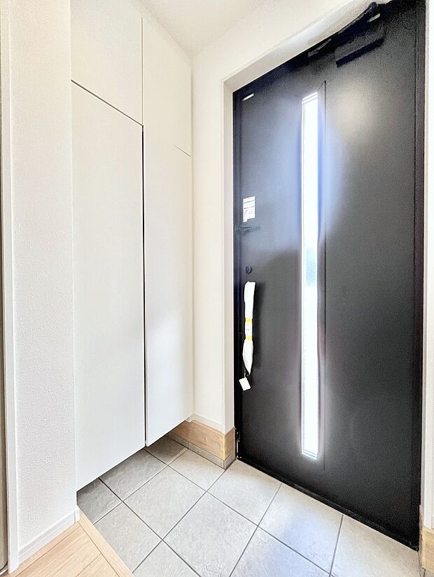 【玄関】◆2号棟◆~Entrance~ 家の中でお客様を迎える最初の場所である玄関は、家の印象そのものです!豊富な玄関収納で、常に綺麗に保つことが出来ます♪玄関にはたっぷり収納の下駄箱を完備!