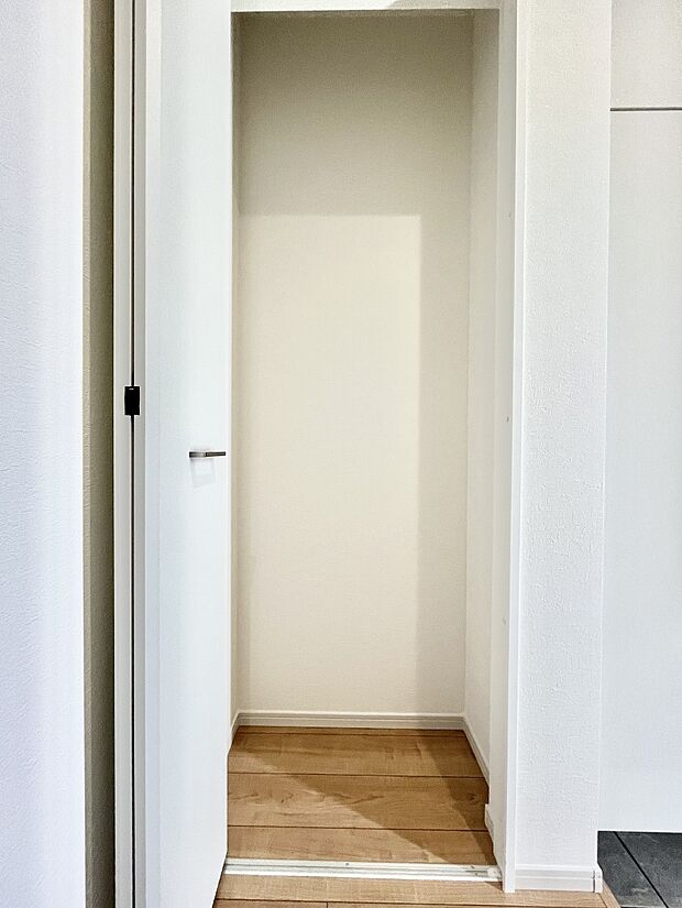 【その他設備(玄関ホール収納)】◆2号棟◆玄関ホール収納です。掃除道具やお出かけ用グッズの収納に便利です。