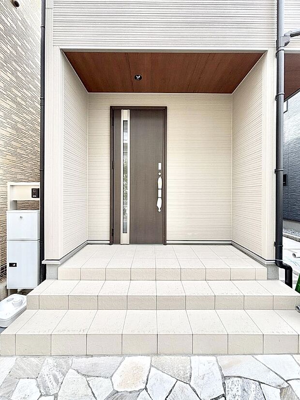 【玄関】~Entrance~ 玄関は、お客さんをお迎えする場であり、家族が出入りする場でもあるので「おうちの顔」とも呼ばれる重要な場所!すっきりと明るく、いつでもお客様をお出迎えできるような設計をしました!