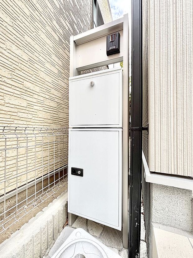 【その他現地】表札・インターホン・ポスト・宅配BOXをひとつに集約。エントランスになじむシンプルデザイン。