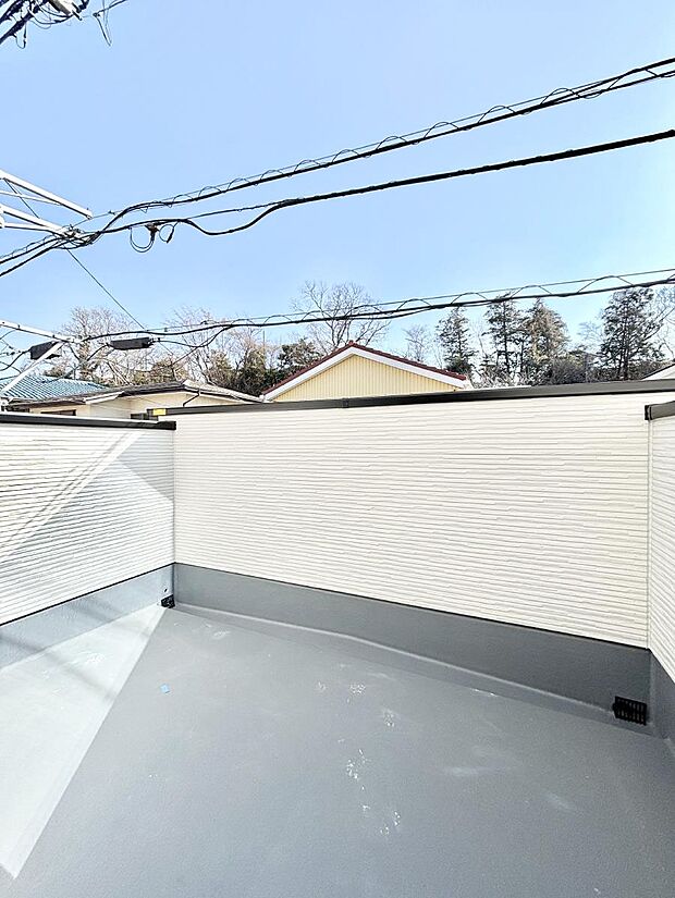 【バルコニー】~Balcony~ バルコニーは温かい陽がさしこみ、お布団や洗濯物を気持ちよく干すことができます。 使いやすく開放的なバルコニーです♪陽ざしがたっぷり降り注ぐ、バルコニー付き住まい。