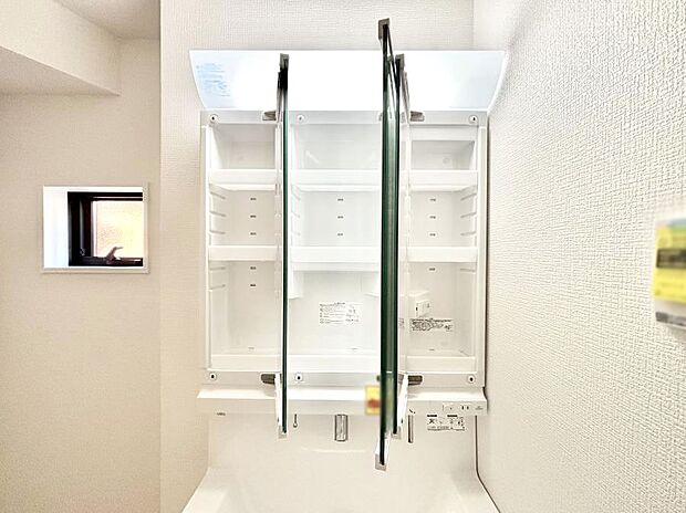 【その他設備(三面鏡裏収納)】三面鏡の裏に、化粧品や衛生用品などを収納可能。洗面台をすっきりと保ちます!