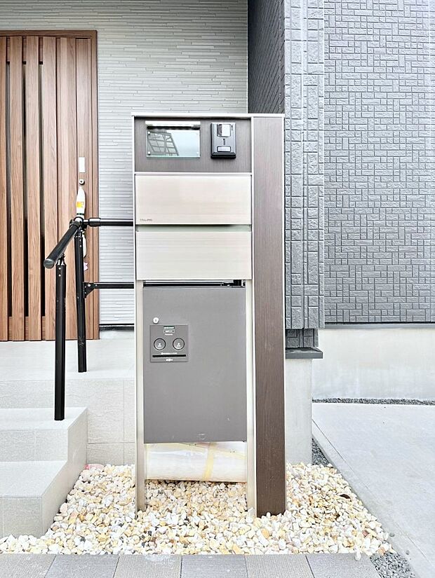 【その他現地】表札・インターホン・ポスト・宅配BOXをひとつに集約。エントランスになじむシンプルデザイン。