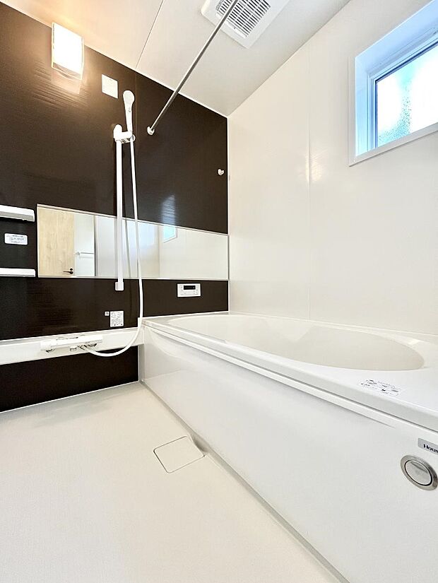 【浴室】~Bath Room~ 落ち着いた雰囲気の浴室で明日に向けてリフレッシュ。浴室乾燥機能も付いているので隣の洗濯機置き場で洗い上がった洗濯物を、雨の日も天気を気にせず乾燥させることも可能です。