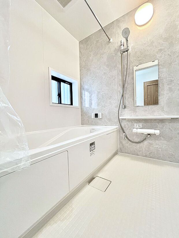 【浴室】◆C号棟◆~Bath Room~ 窓付きのバスルームは、採光もあり明るく気持ちの良い空間です。窓があることで、換気環境も良好。ゆったり寛げるバスルームで、毎日のバスタイムが楽しみになりそうです。