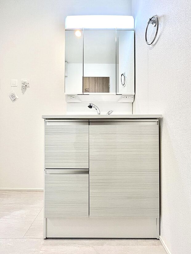 【洗面台・洗面所】大きく見やすい三面鏡で清潔感ある洗面台は、身だしなみチェックや肌のお手入れにおすすめです。