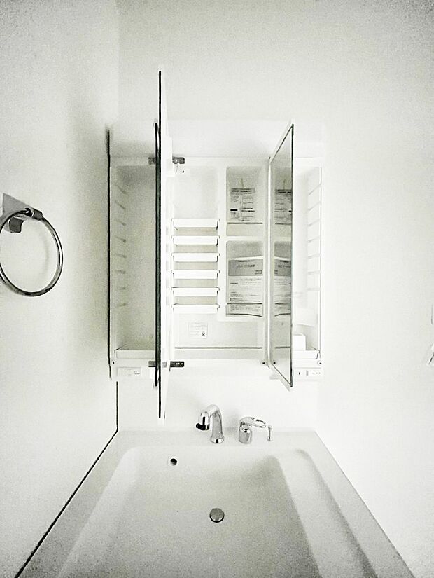 【その他設備(三面鏡裏収納)】三面鏡の裏に、化粧品や衛生用品などを収納可能。洗面台をすっきりと保ちます!