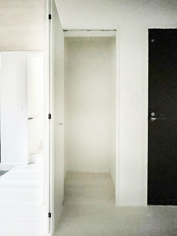 【その他設備(廊下収納)】掃除用具や生活雑貨の保管に便利な廊下収納