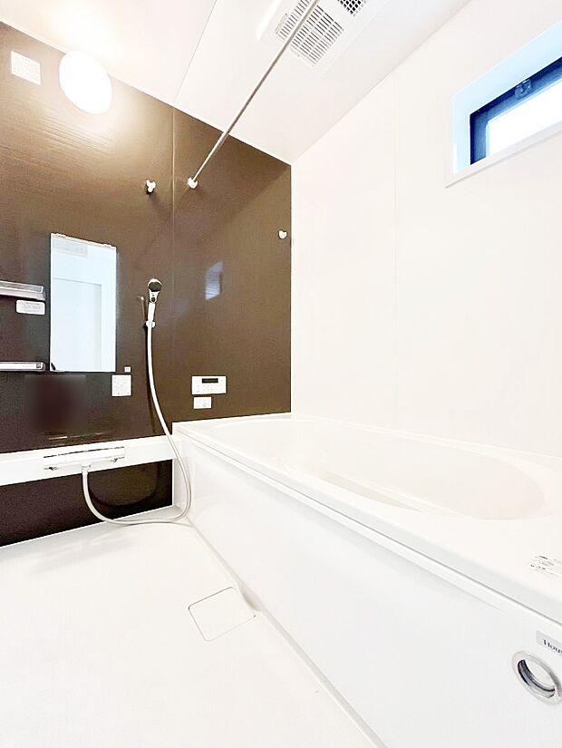 【浴室】～Bath Room～　落ち着いた雰囲気の浴室で明日に向けてリフレッシュ。浴室乾燥機能も付いているので隣の洗濯機置き場で洗い上がった洗濯物を、雨の日も天気を気にせず乾燥させることも可能です。